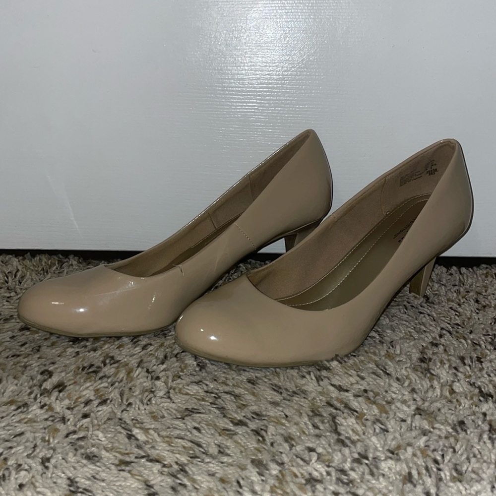 Tan patent leather heels size 9 1/2 from Predictions